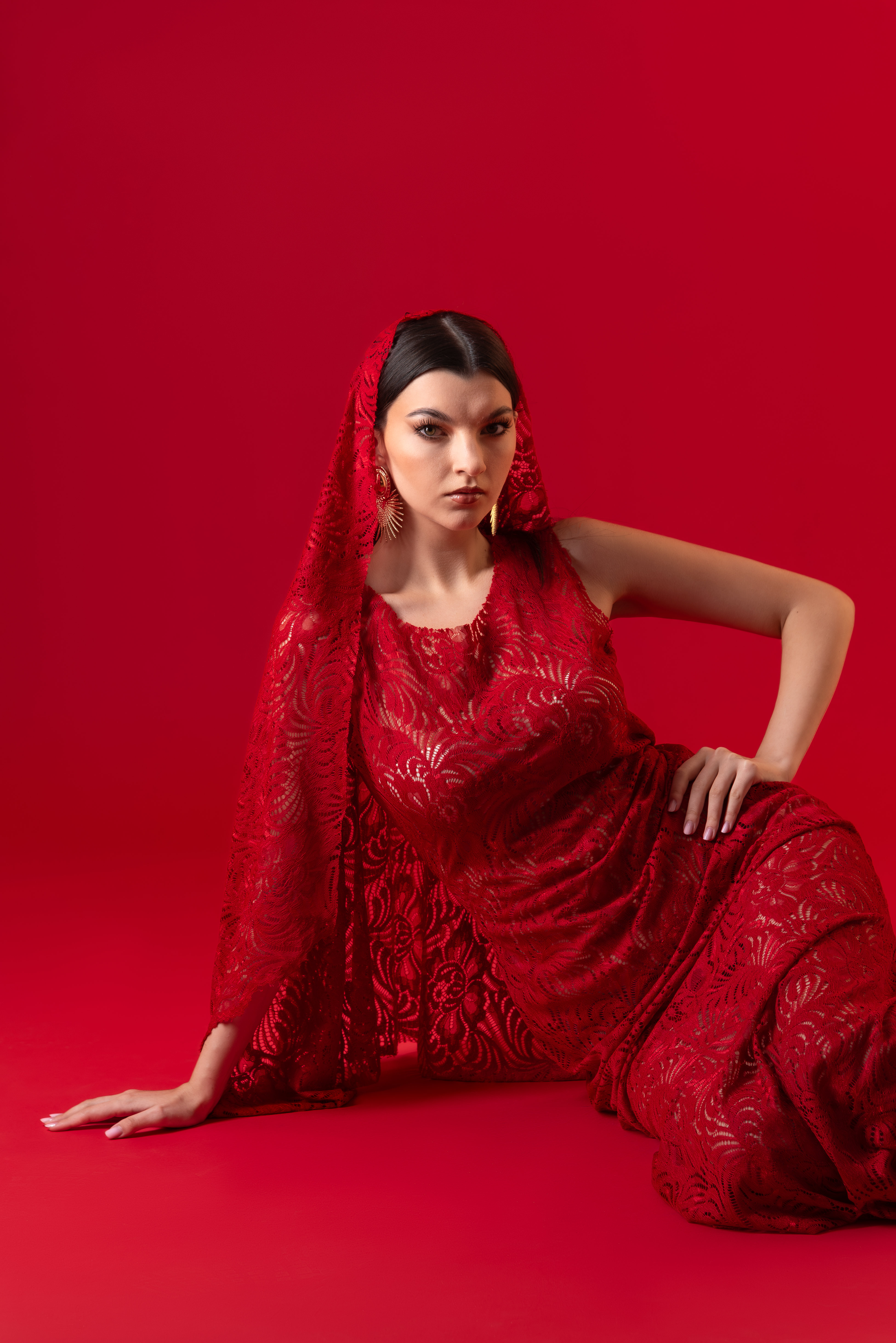 Experiență Editorial: portret editorial artistic în nuanțe vibrante de roșu.