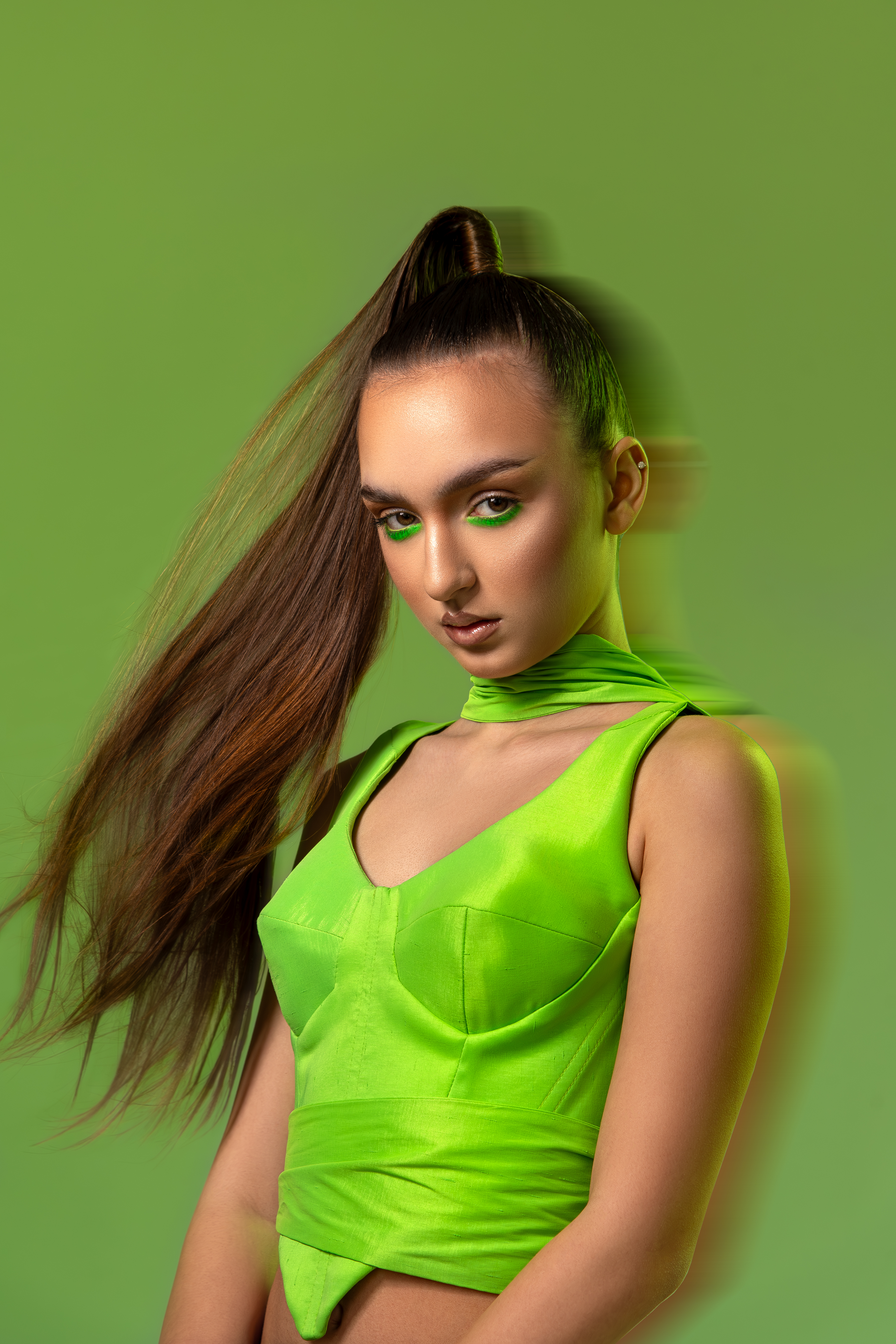 Experiență Editorial: portret editorial artistic în nuanțe vibrante de verde.