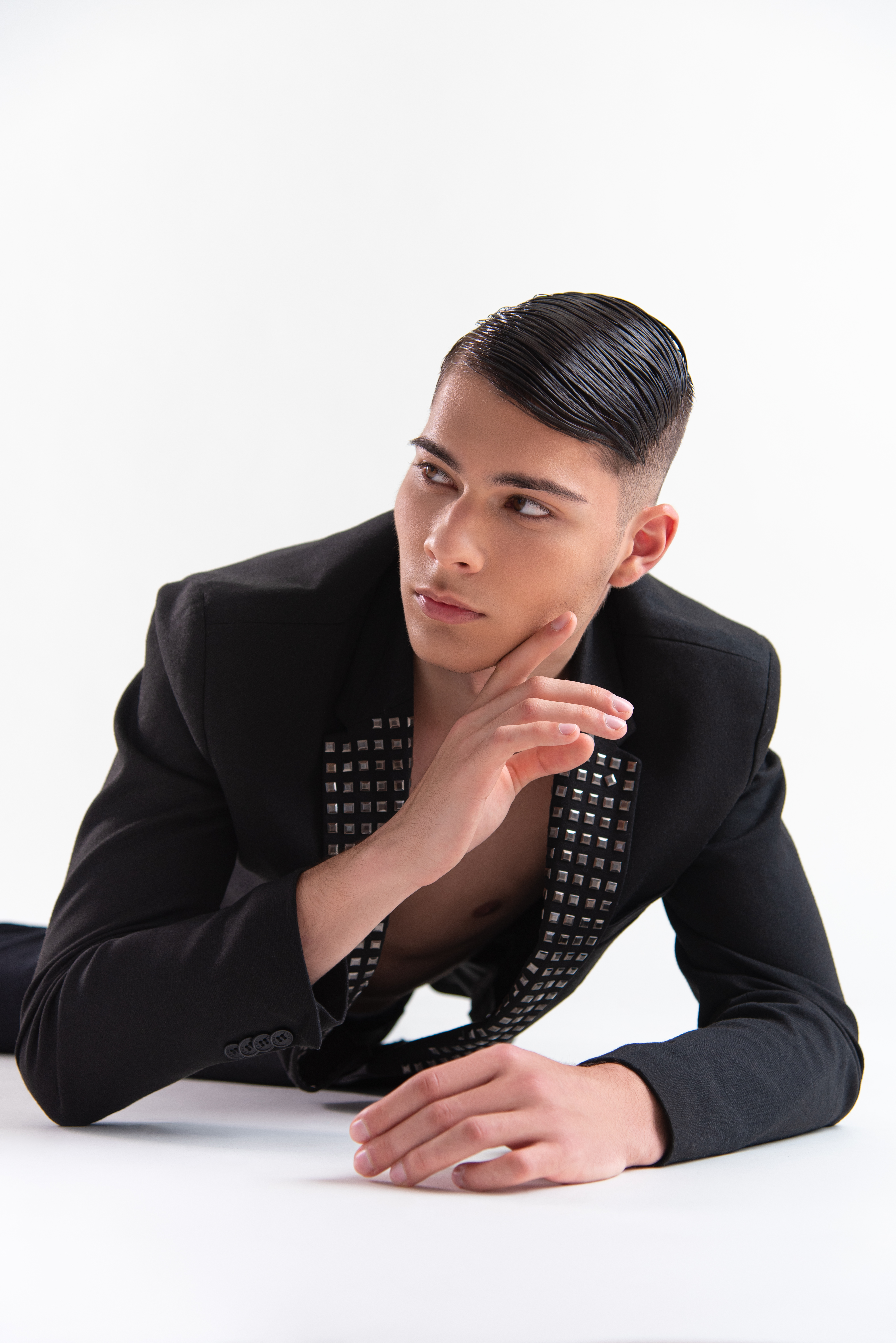 Experiență Editorial: Portret artistic editorial inspirat de paginile revistelor high-fashion.