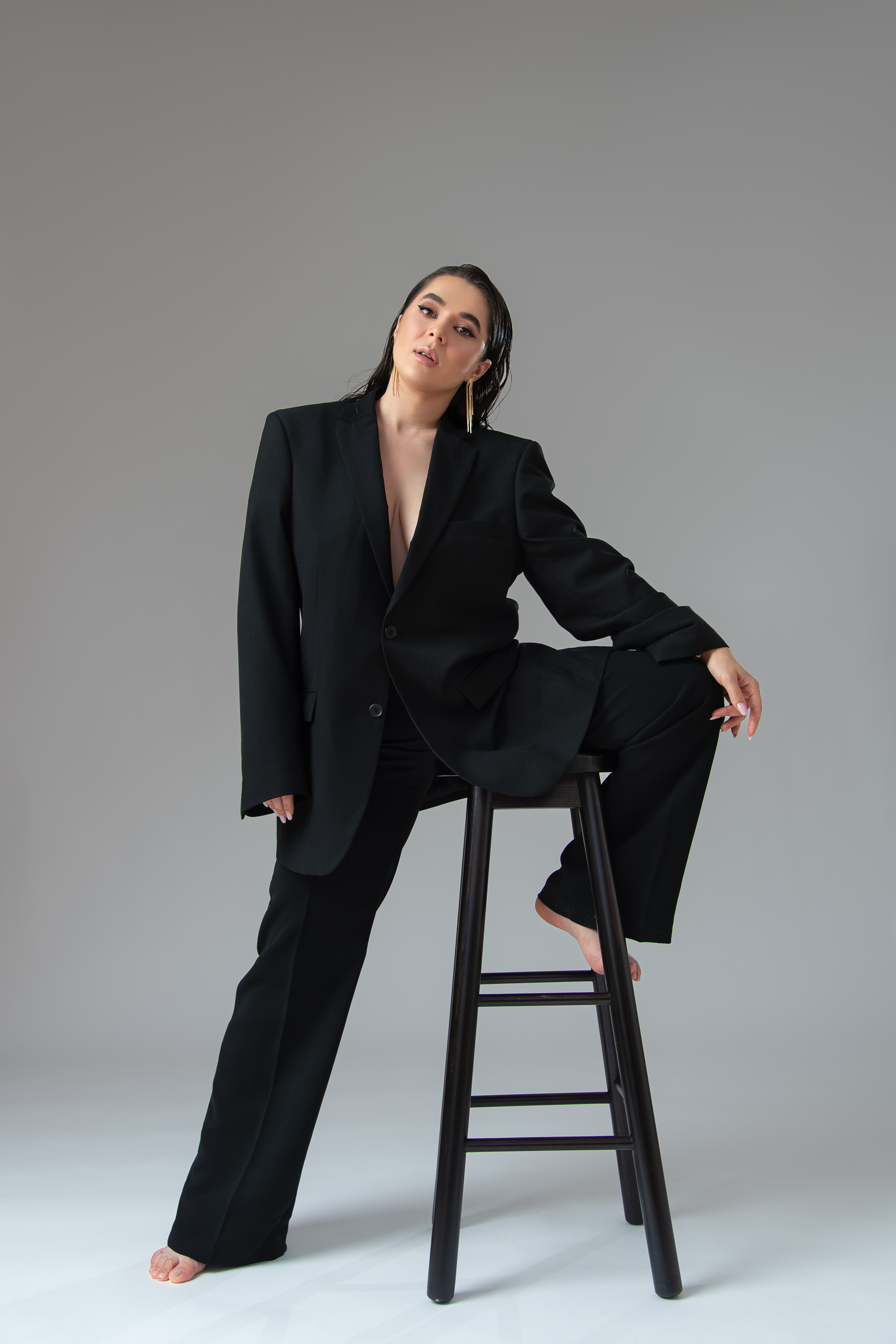 Experiența Editorial: Look editorial de revistă, cu accente de modă contemporană.
